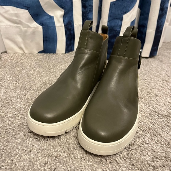 Vionic high top zip sneakers. Size 8. Never worn - NEW. - Picture 5 of 5